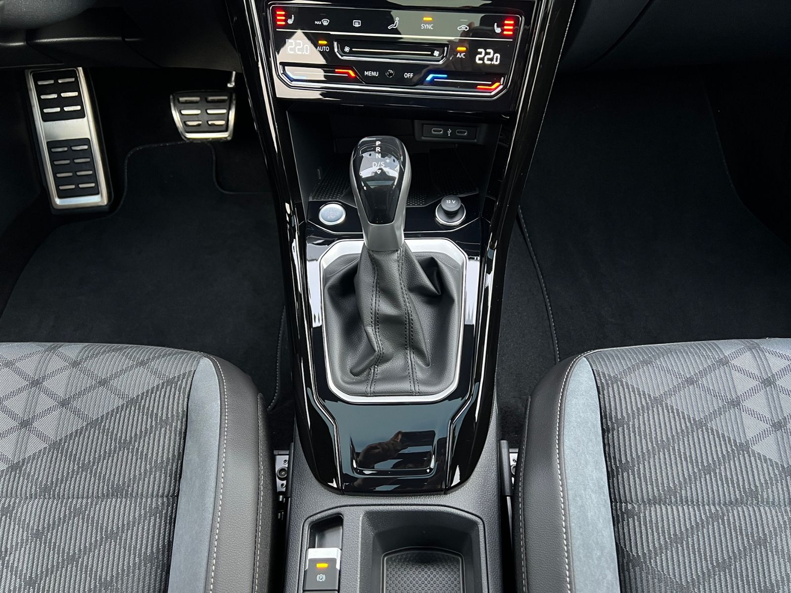 Fahrzeugabbildung Volkswagen T-Roc R-Line 1.5 TSI DSG *Black Style, AHK, Pano