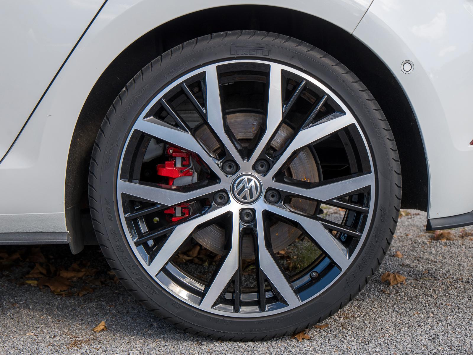 Volkswagen Golf GTI PERFORMANCE DSG PANO NAVI AHK LED ACC
