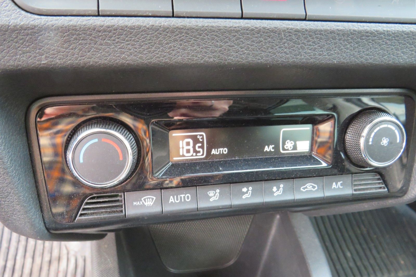 Fahrzeugabbildung SKODA Fabia Ambition DSG PDC NAVI SITZH APP 8-FACH 1.H