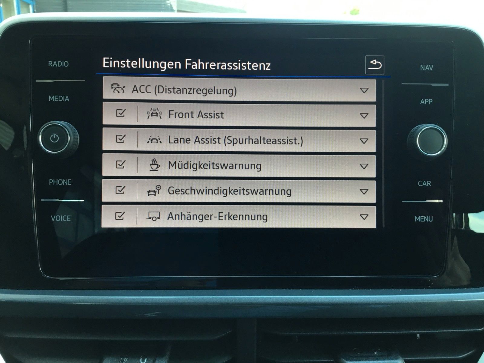 Fahrzeugabbildung Volkswagen T-Roc 1.5 TSI DSG Style+AHK+LED+ACC+17"+Kamera