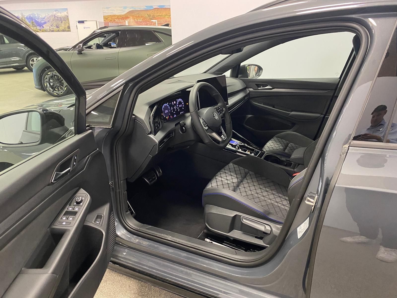 Fahrzeugabbildung Volkswagen Golf Variant1.5 eTSI R-Line Black Style+IQ.LIGHT