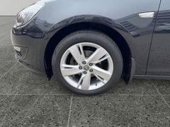 Fahrzeugabbildung Opel Astra J Sports Tourer Edition Sitzheizung PDC