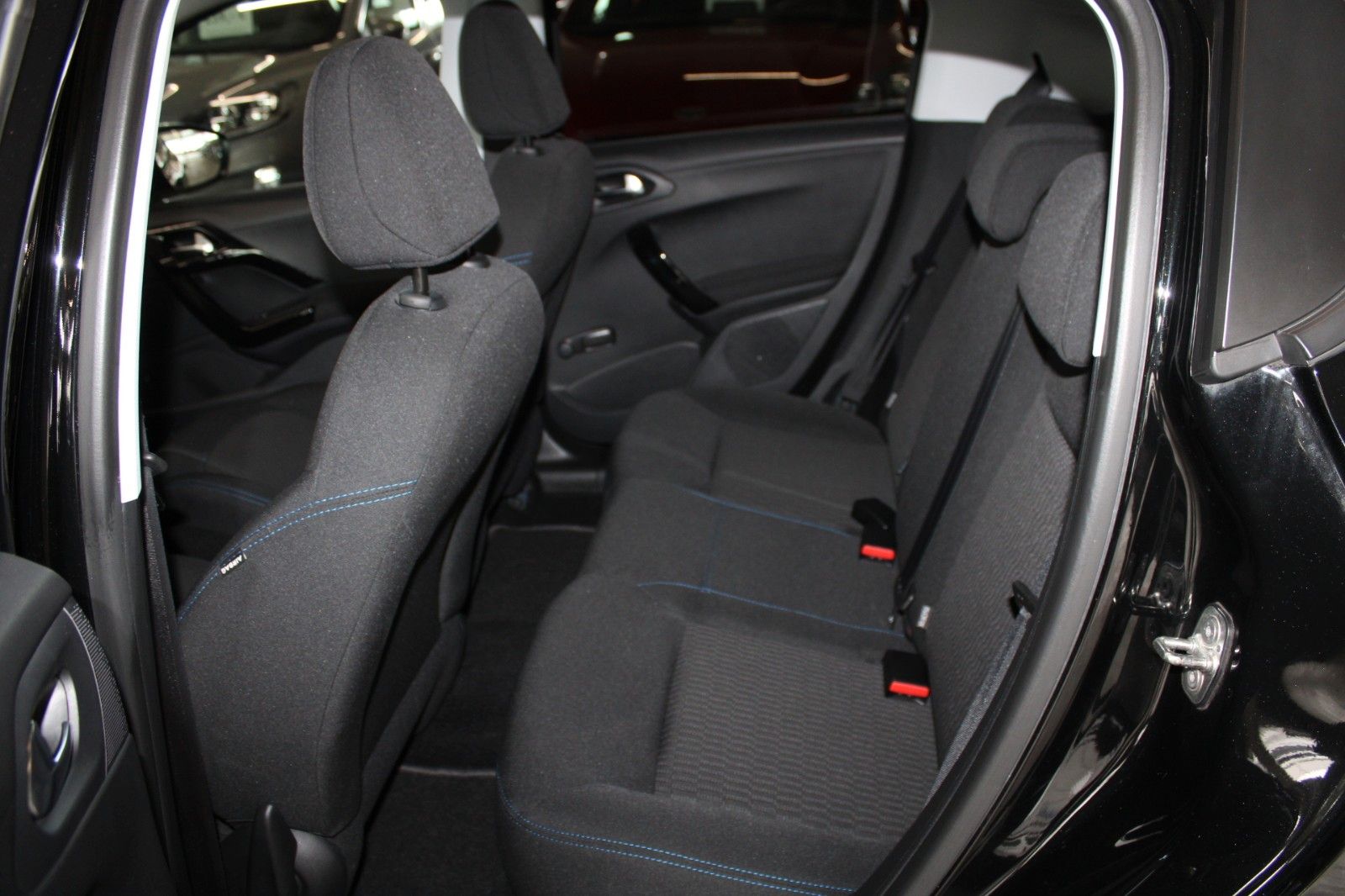 Fahrzeugabbildung Peugeot 208 Signature 110 Aut. Klimaauto PANO SHZ Allwet