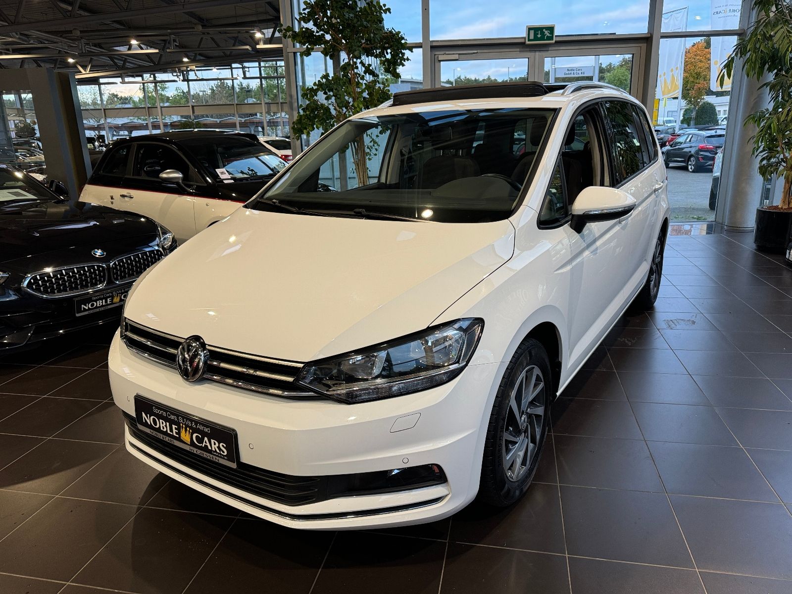 Fahrzeugabbildung Volkswagen Touran Sound PANO AHK ACC NAV SHZ ALU