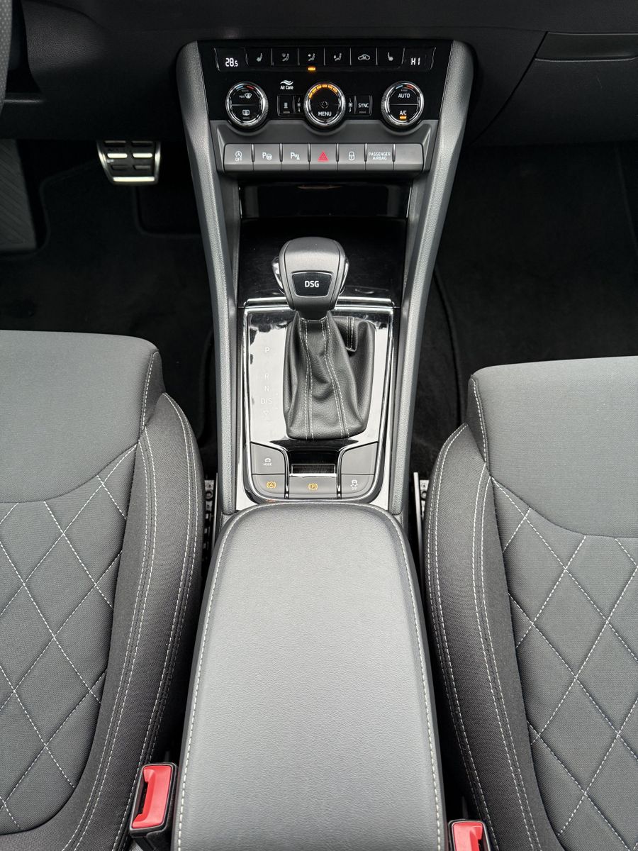 Fahrzeugabbildung SKODA Karoq 1.5 TSI DSG Sportline NAV+LED+V-COCKPIT+PP