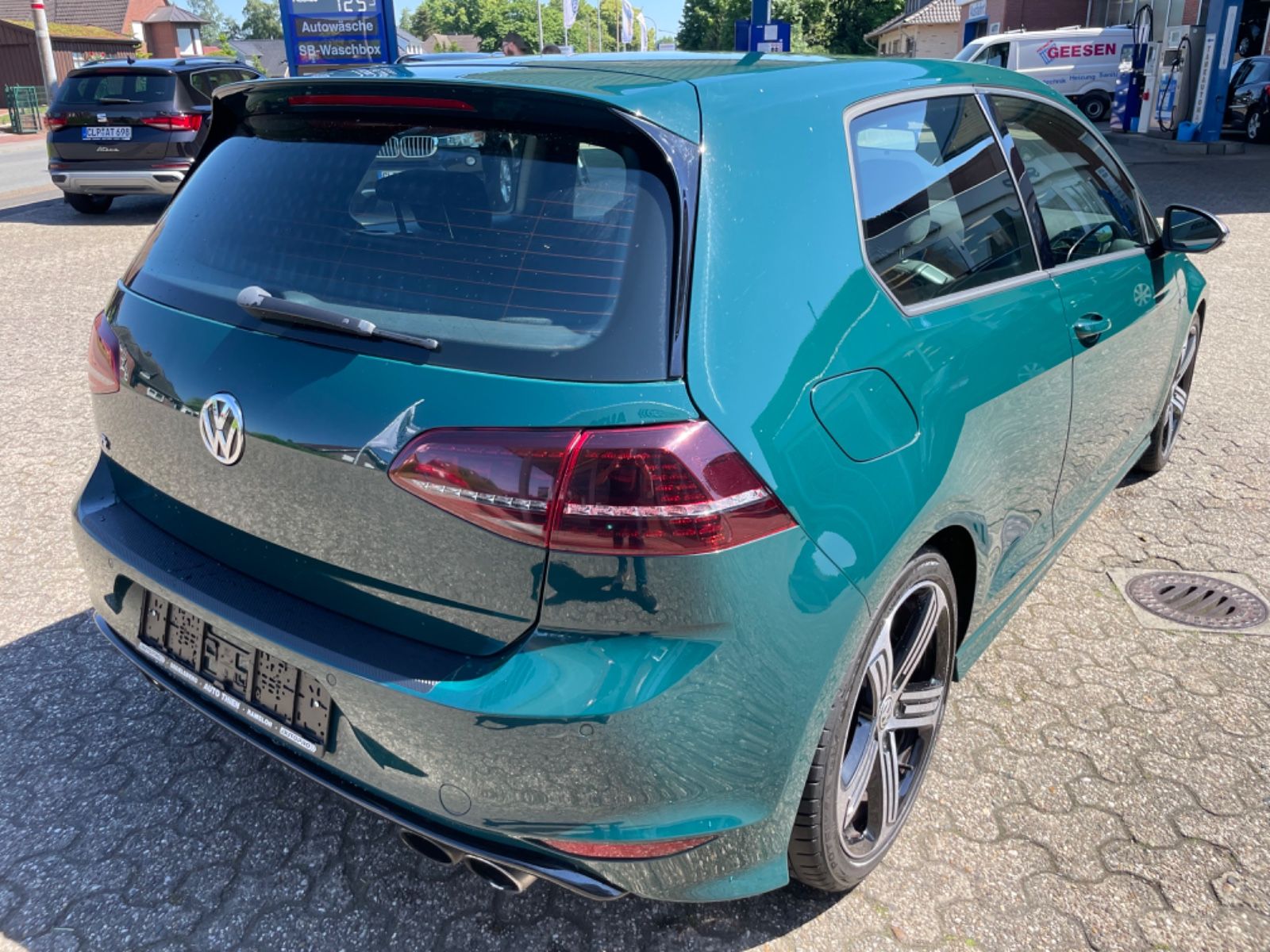 Fahrzeugabbildung Volkswagen Golf R 2.0 TSI DSG 4M Bi-Xenon/Business-Paket