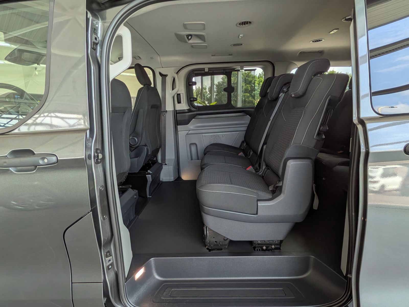 Fahrzeugabbildung Ford Transit Custom 320 L1 Aut. 8-Sitze LED ACC Cam