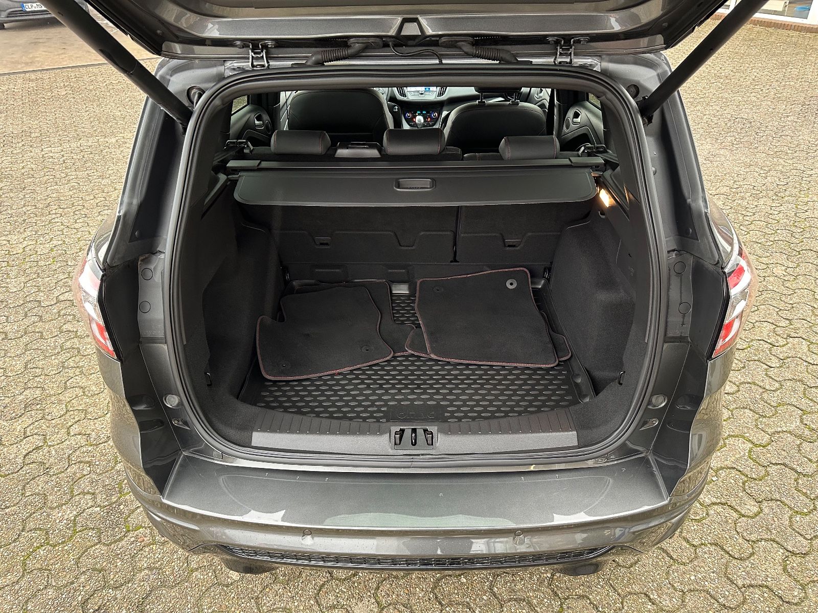 Fahrzeugabbildung Ford Kuga 1.5 EcoBoost ST-Line Navi/BiXenon/Sound/SHZ