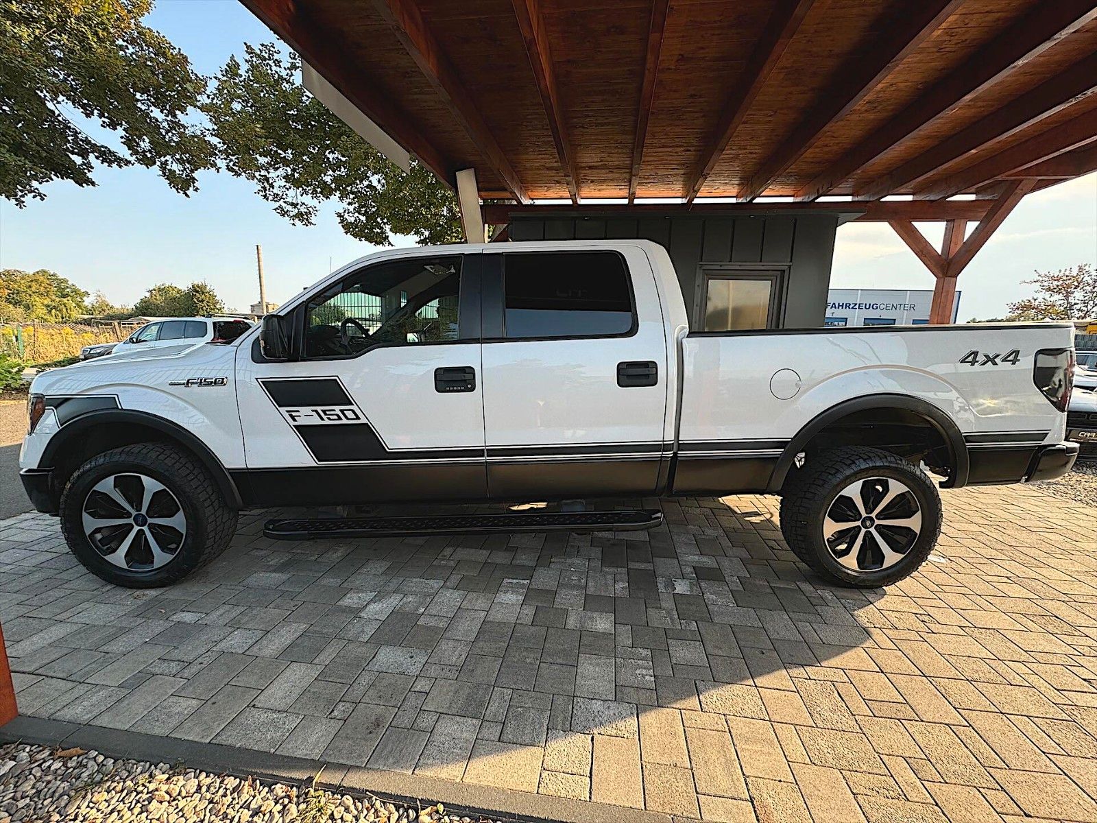 Fahrzeugabbildung Ford F150 5.0L V8 LARIAT Edition MAXI 4x4 LPG *LED*