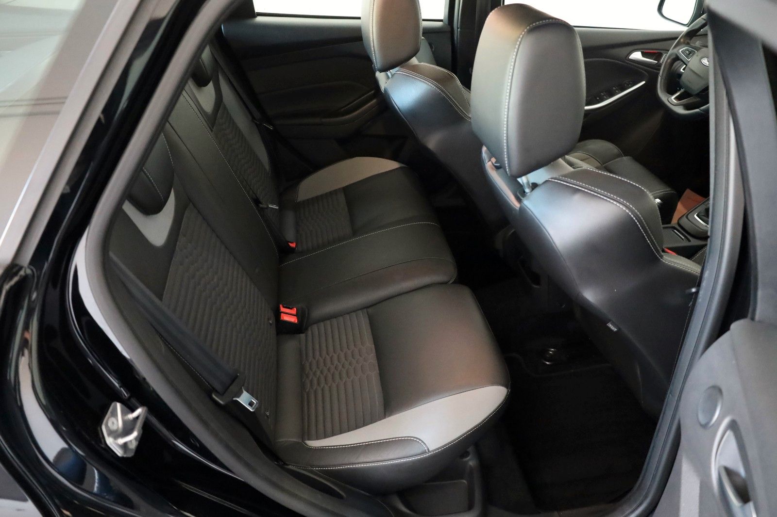 Fahrzeugabbildung Ford Focus Turnier ST Leder,Navi,Xenon,SH,PDC,SR+WR