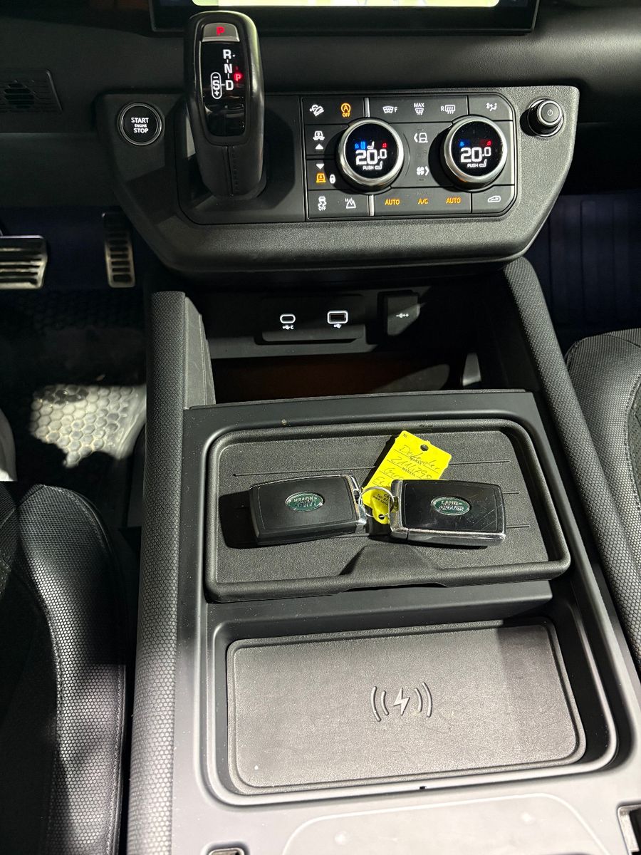 Fahrzeugabbildung Land Rover Defender 110 V8/PANO/ACC/HEAD-UP/360°/APPLE/AMBI