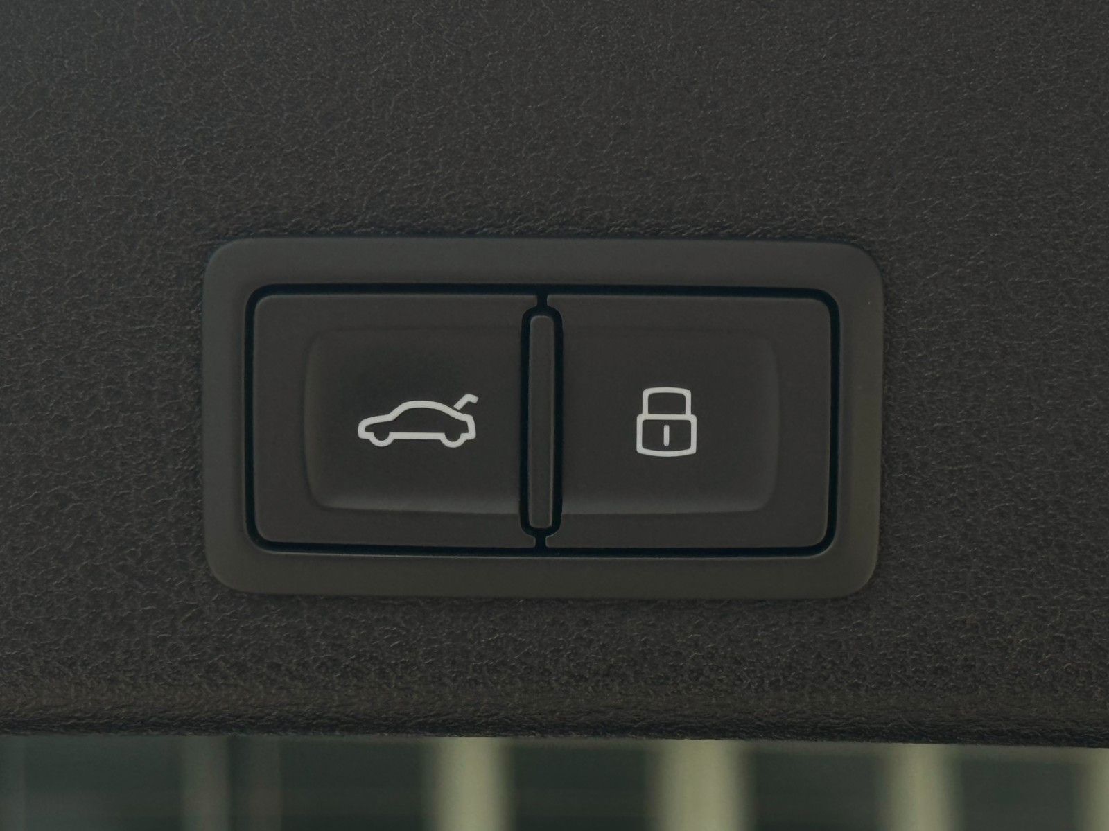 Fahrzeugabbildung Audi A4 Avant 40 TFSI S tronic Kamera Massage AHK SHZ