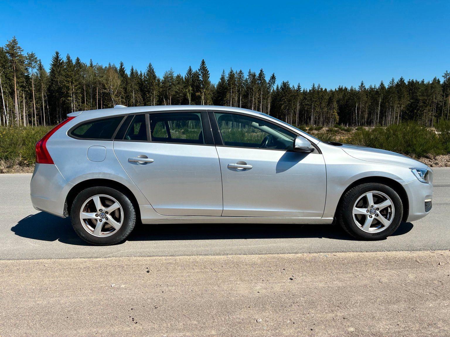 Volvo V60 2015 — interior