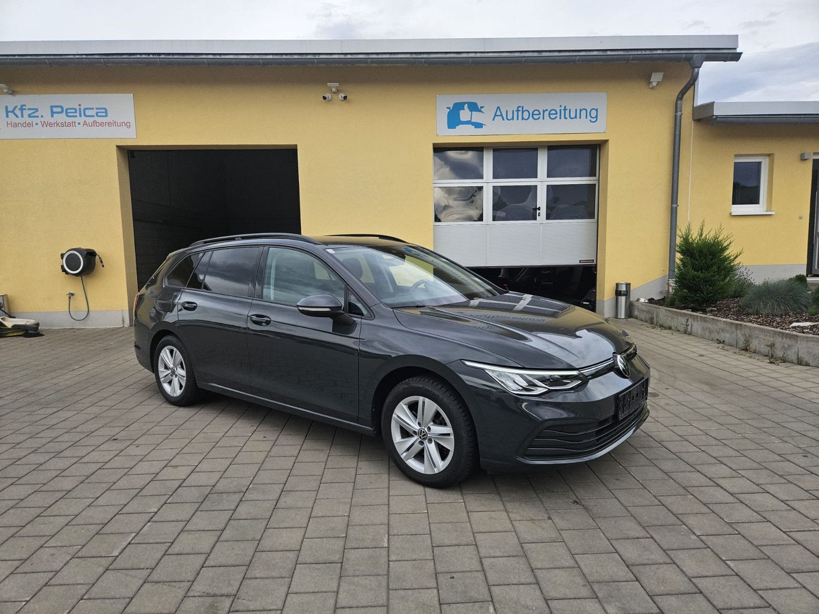 Volkswagen Golf - 1