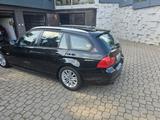 BMW 318i Touring -Navi, Telefon, Panorama Dach etc. - BMW 318 aus 2011: Kombi