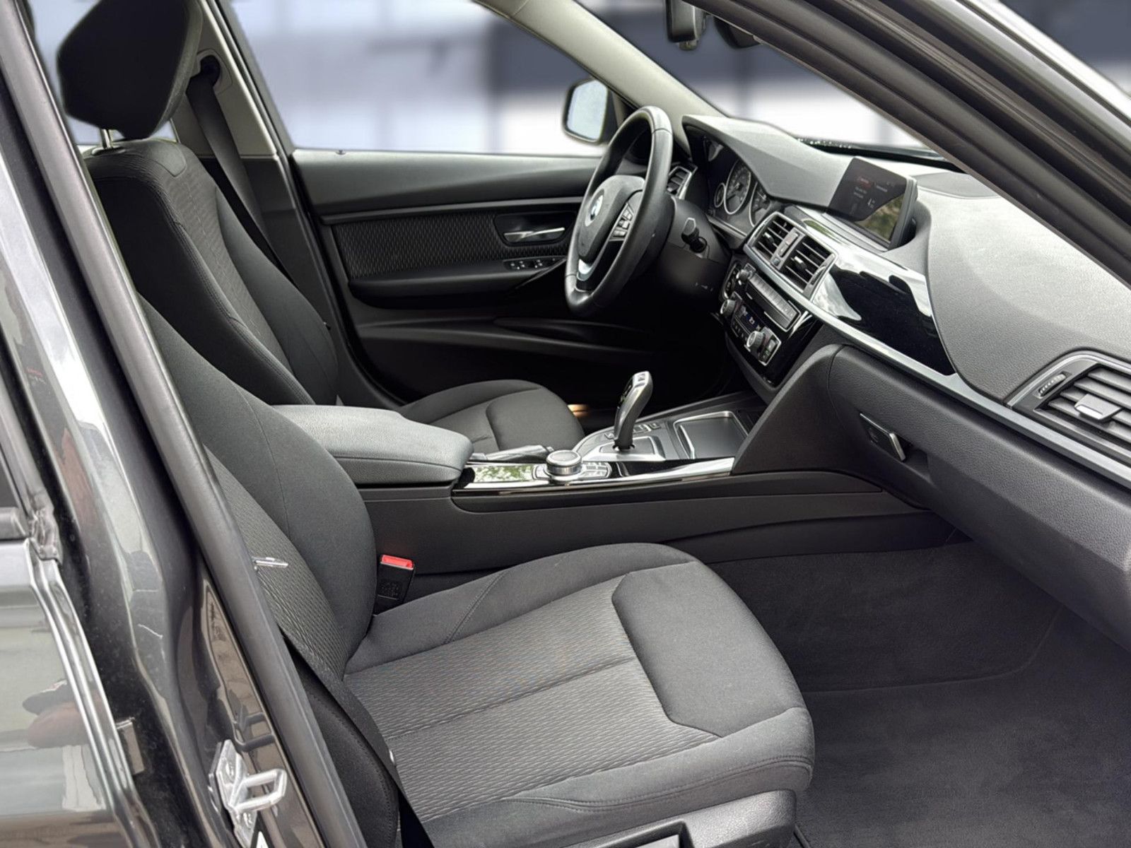 Fahrzeugabbildung BMW 320 i Touring/ unfallfrei
