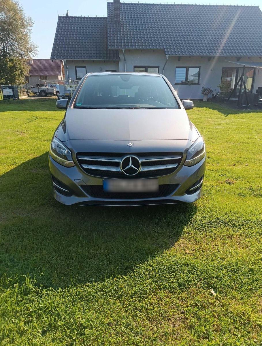 Mercedes-Benz B 180