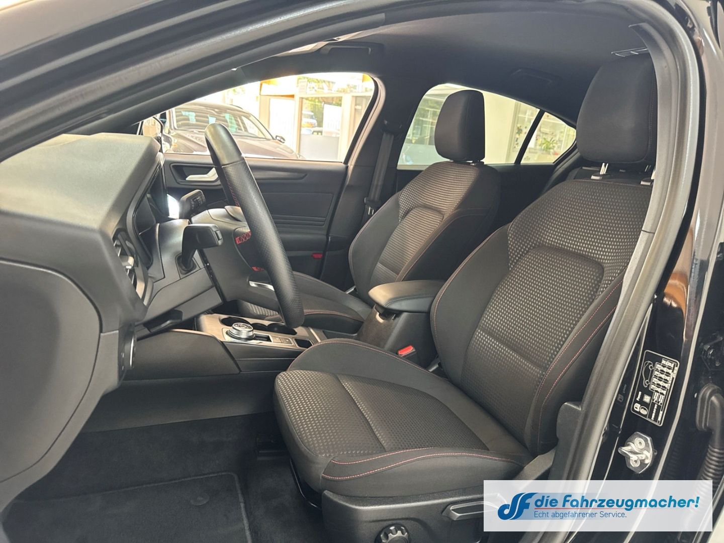 Fahrzeugabbildung Ford Focus ST-Line Navi LED ACC Apple CarPlay Android