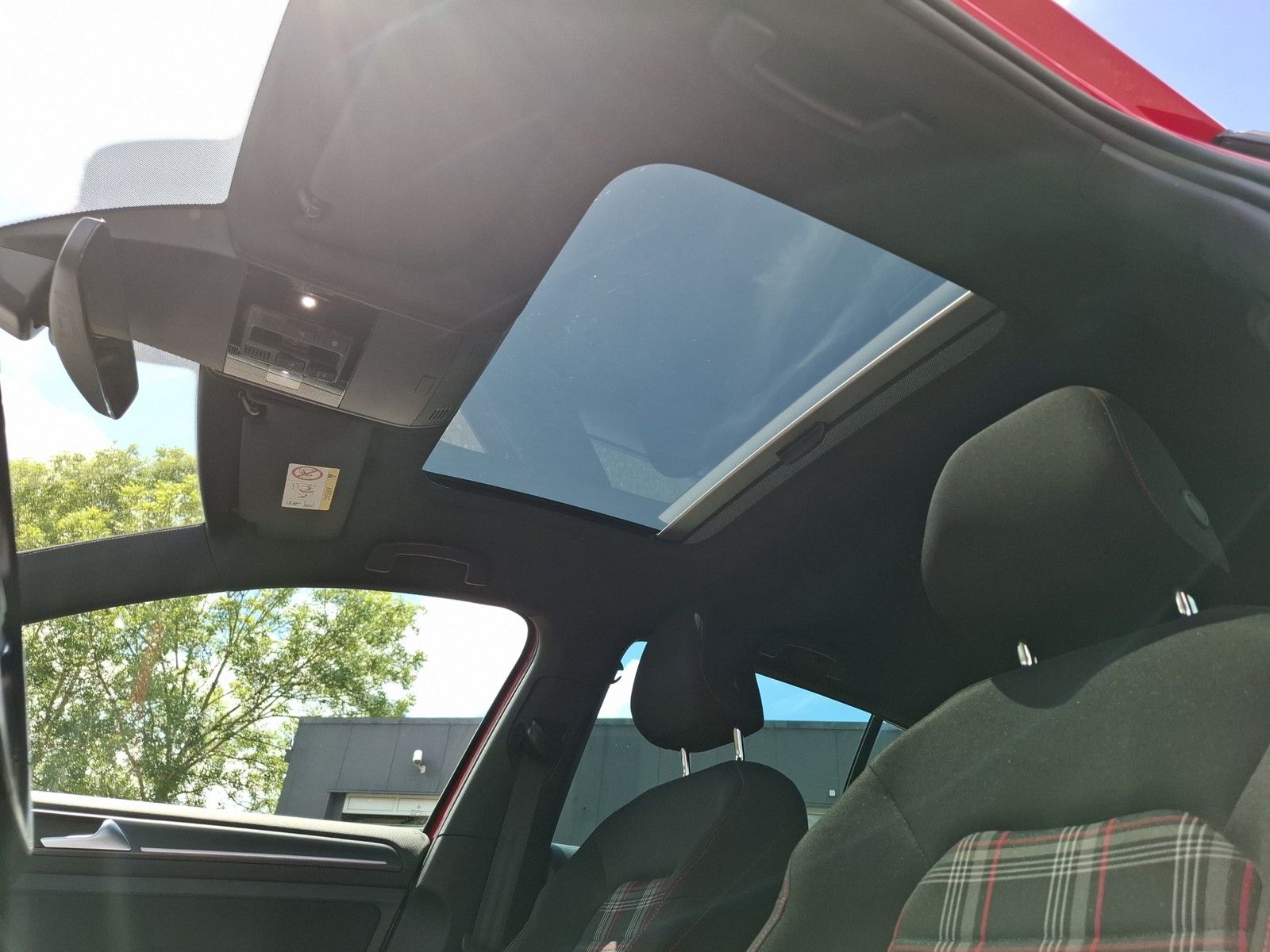 VW Golf VII 2.0 TSI GTI DSG / PANORAMA / LED / NAVI - Image 19