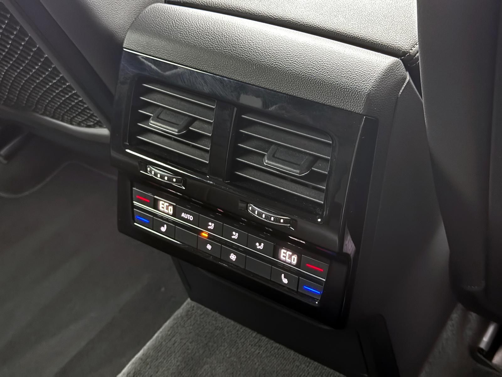 Fahrzeugabbildung Volkswagen 3.0 TDI R-LINE/ALLRADLENK/DYNAUDIO/STANDHZ/AHK/M