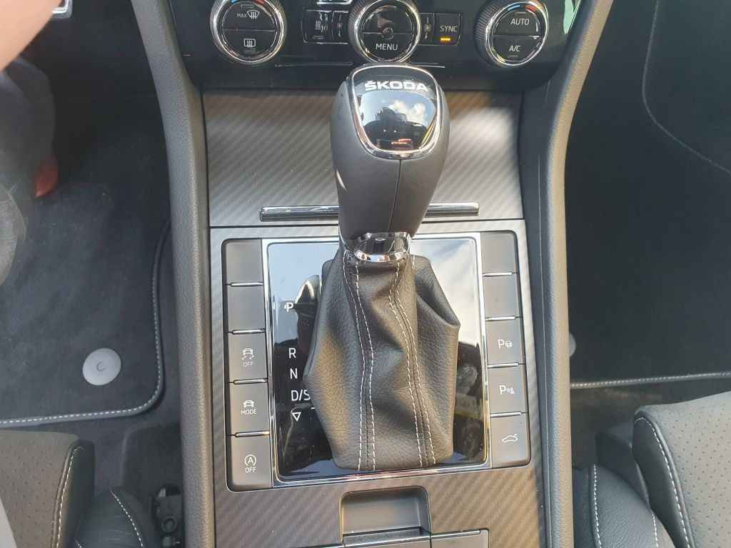 Fahrzeugabbildung SKODA Superb Combi 2.0 TSI DSG Sportline+Standh.
