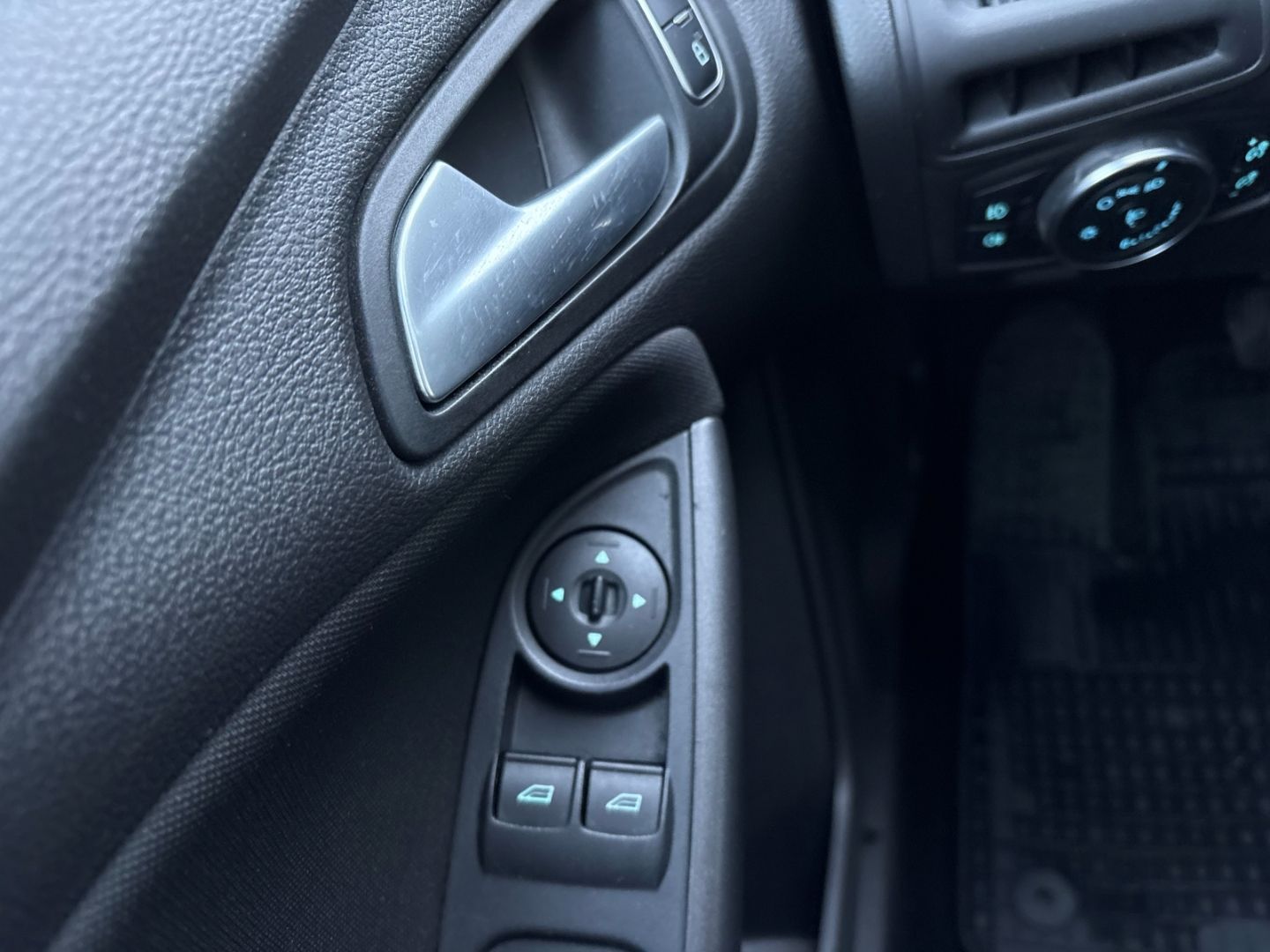 Fahrzeugabbildung Ford Focus PDC Klima Tempomat neuer Zahnriemen