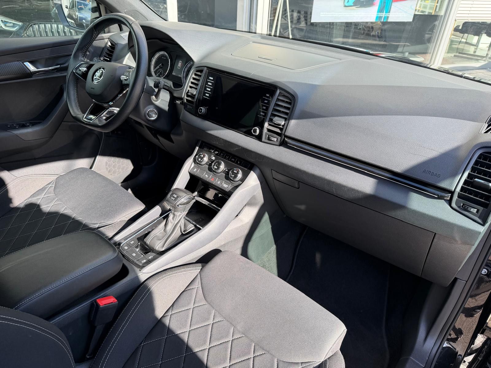 Fahrzeugabbildung SKODA Karoq 2.0TSI Sportline 4x4 DSG LED+NAVI+SHZ+TEMP