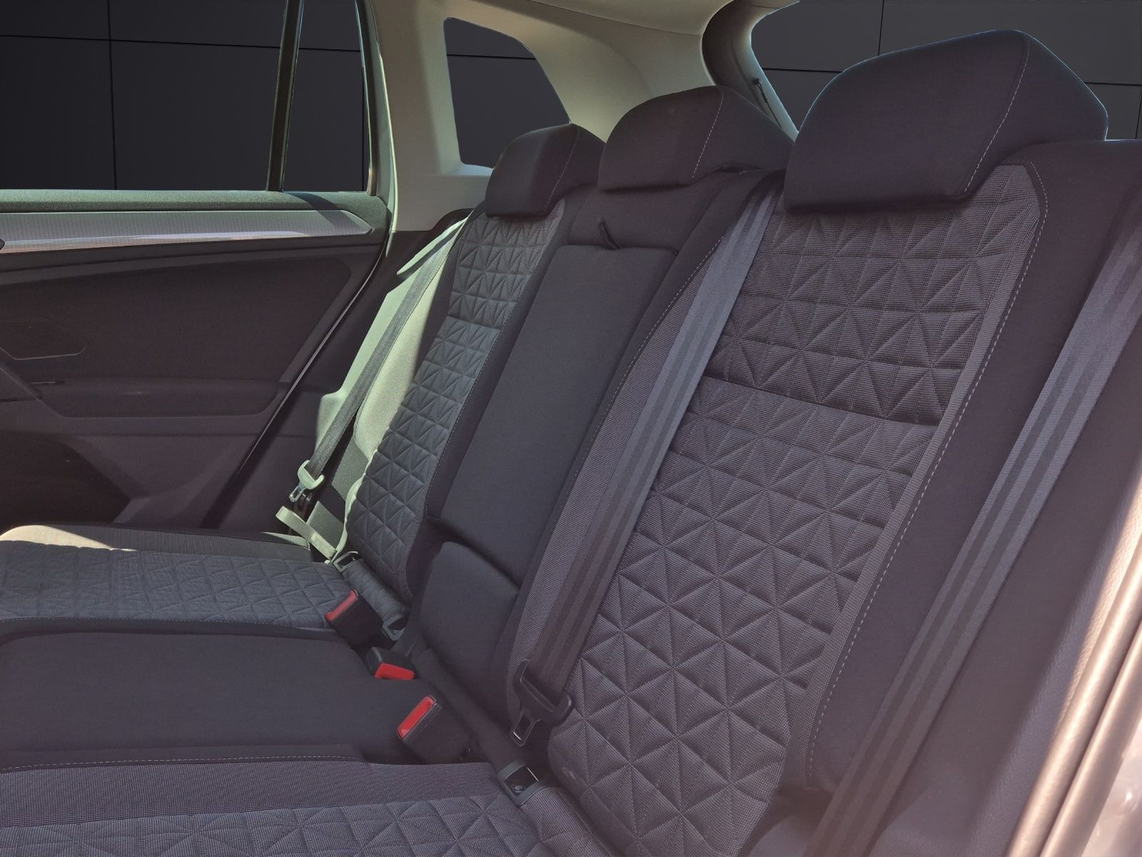 Fahrzeugabbildung Volkswagen Tiguan eHybrid Life DSG Matrix AHK Navi AID ACC