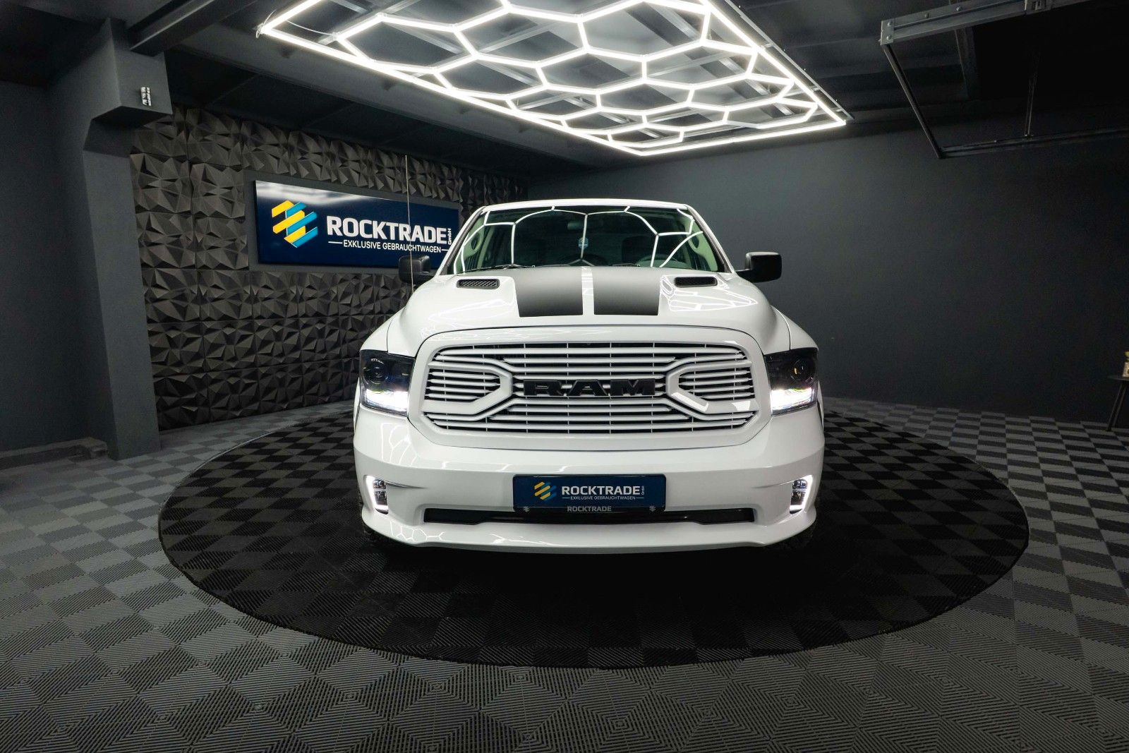Fahrzeugabbildung Dodge RAM 5.7 V8 HEMI 4x4 OFFROAD Night-Paket *LED*19%
