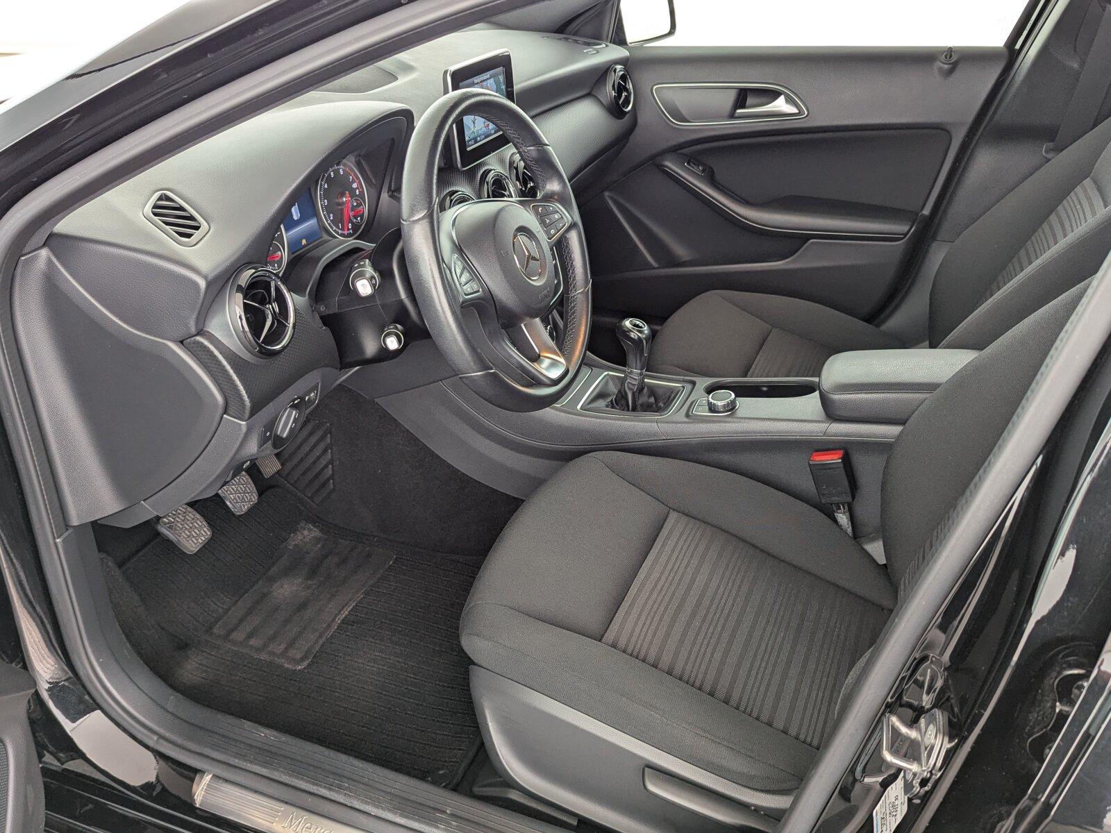Mercedes-Benz A 180 NAVI+PDC+SHZ+TEMP+Navi/Pano.-Dach/Klima/BC