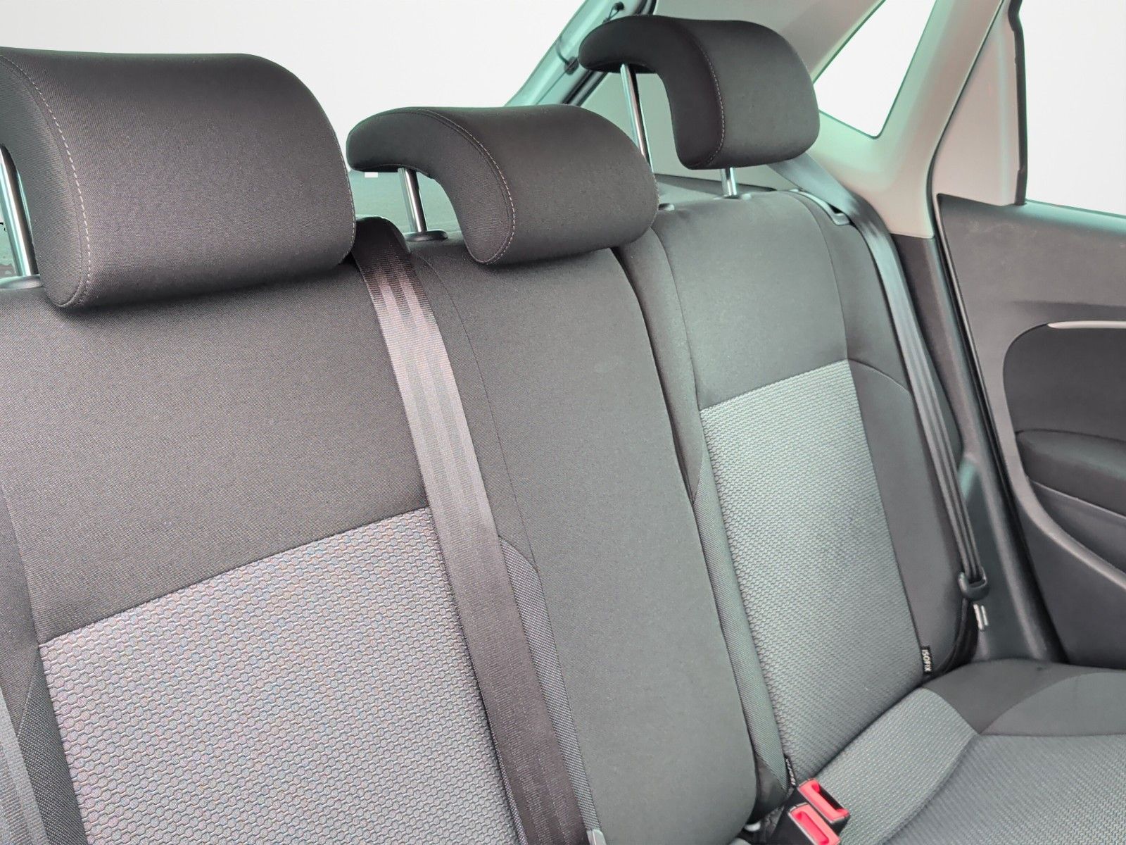 Fahrzeugabbildung Volkswagen POLO 1.2 TSI HIGHL DSG TEL APP KLIMAAUT 16" GRA
