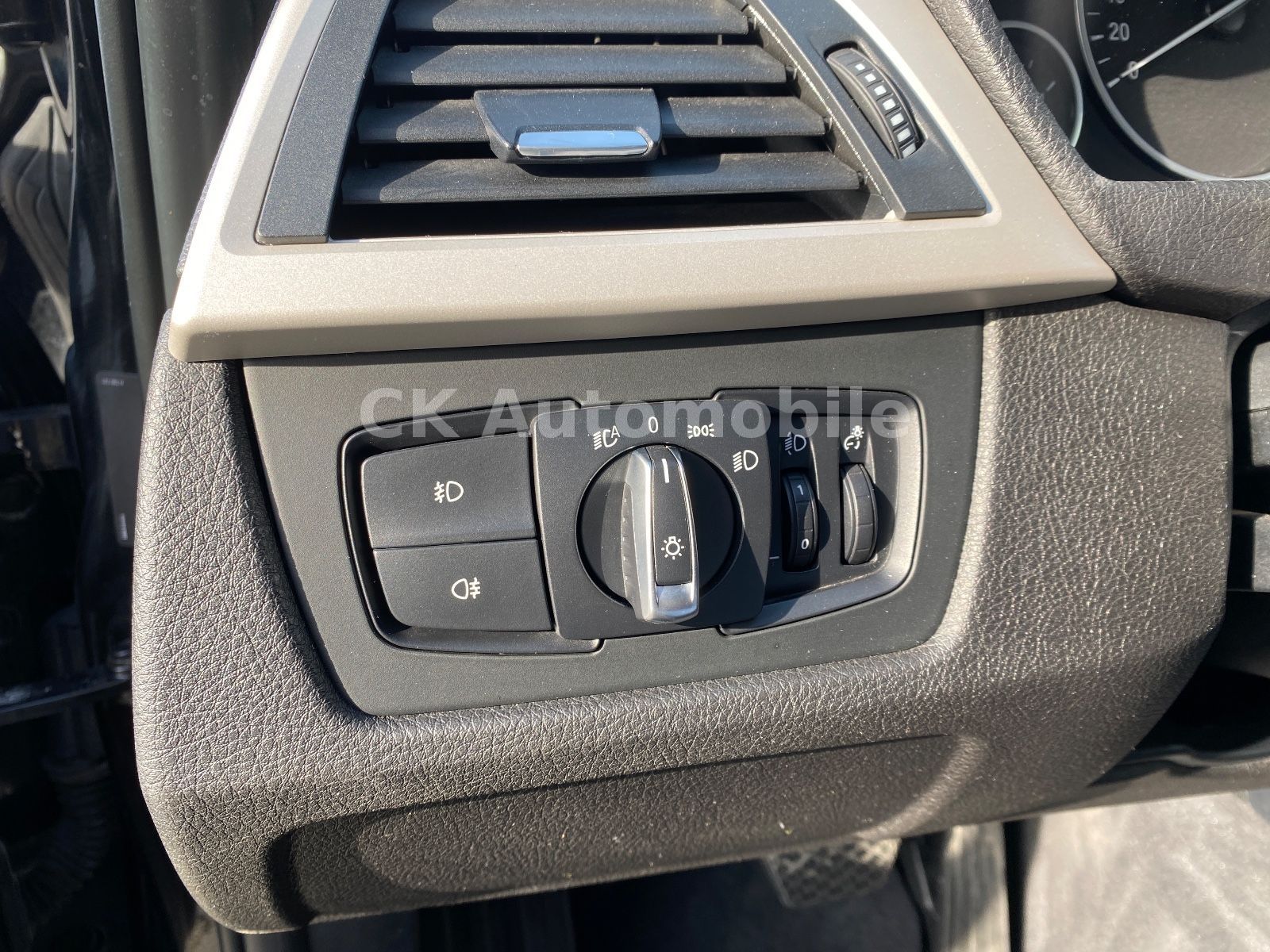 Fahrzeugabbildung BMW 320d Touring Automatik/Klima/Navi/Tempomat/PDC