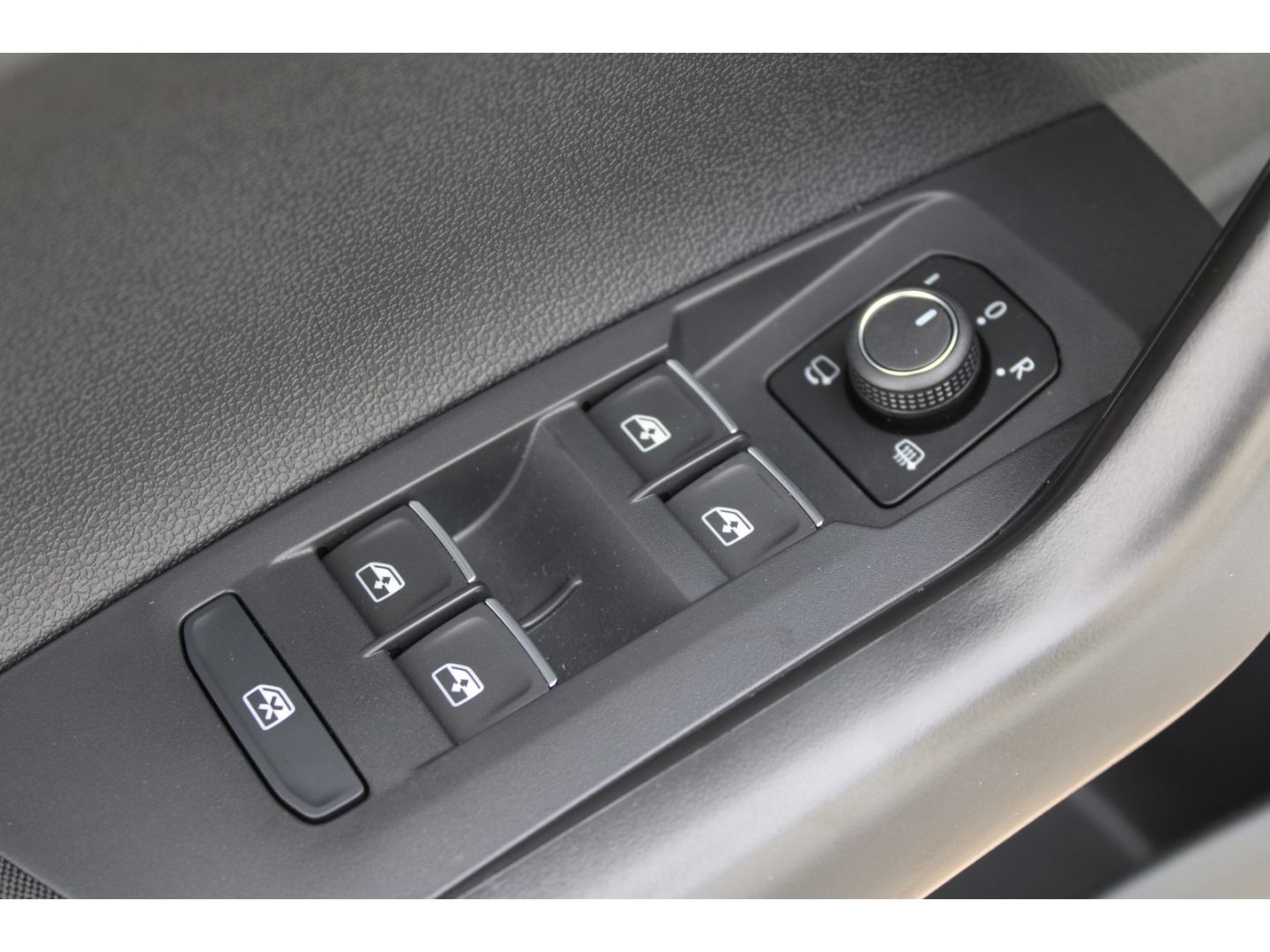 Fahrzeugabbildung Volkswagen Taigo 1.0 TSI R-Line LED ACCSHZ OPF Sportpaket N