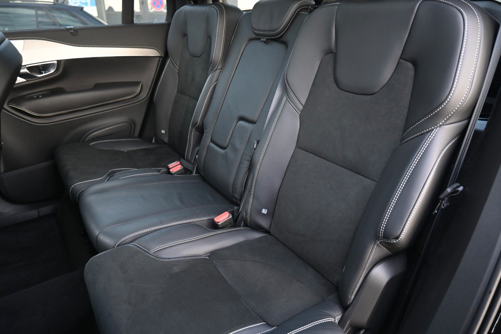 Fahrzeugabbildung Volvo XC90 R Design AWD*B&W*PANO*LUFT*AHK*360*VOLL