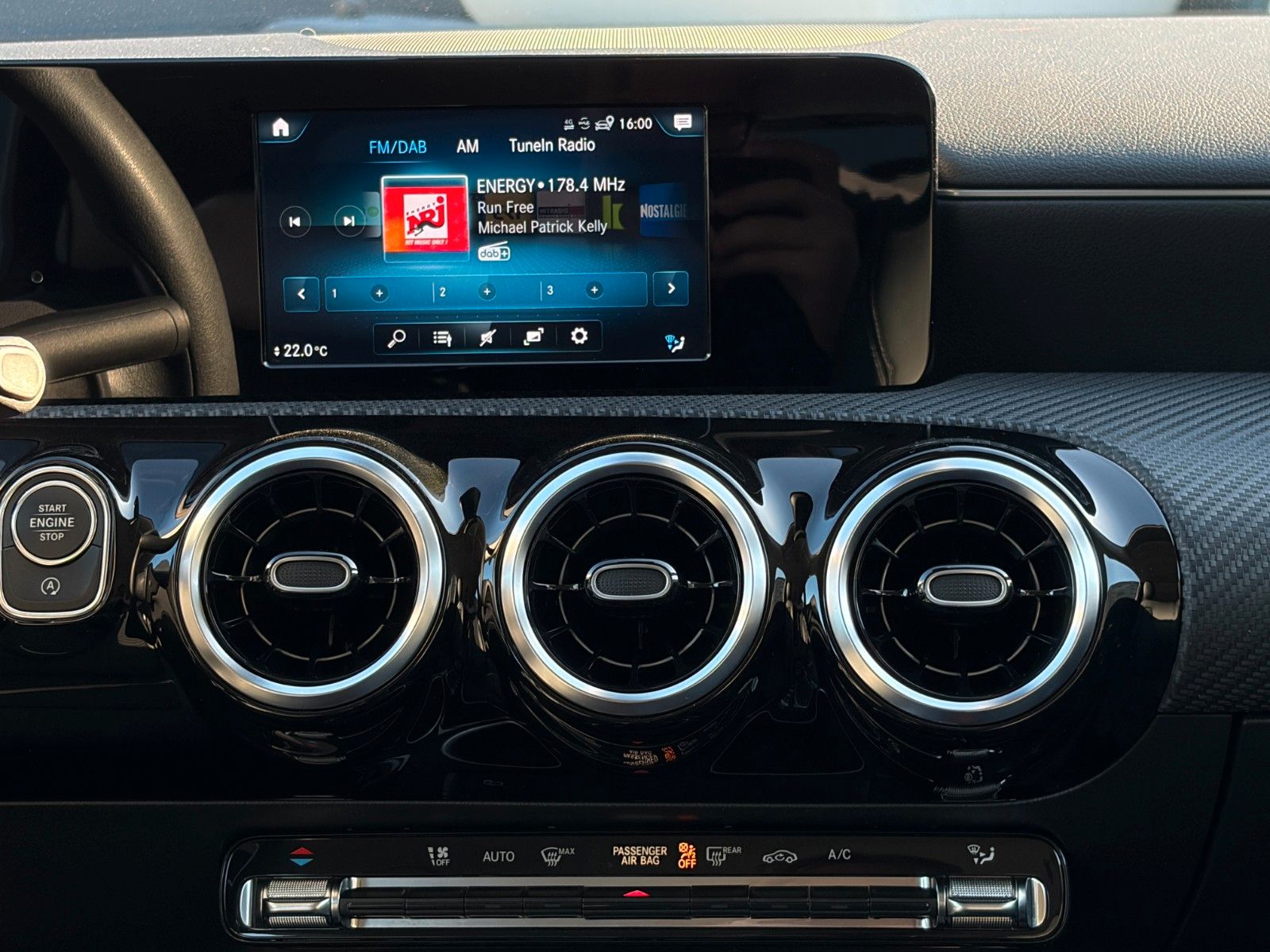Fahrzeugabbildung Mercedes-Benz CLA 180 SB SHZ LKA MBUX CarPlay TEMP KLIMA Navi