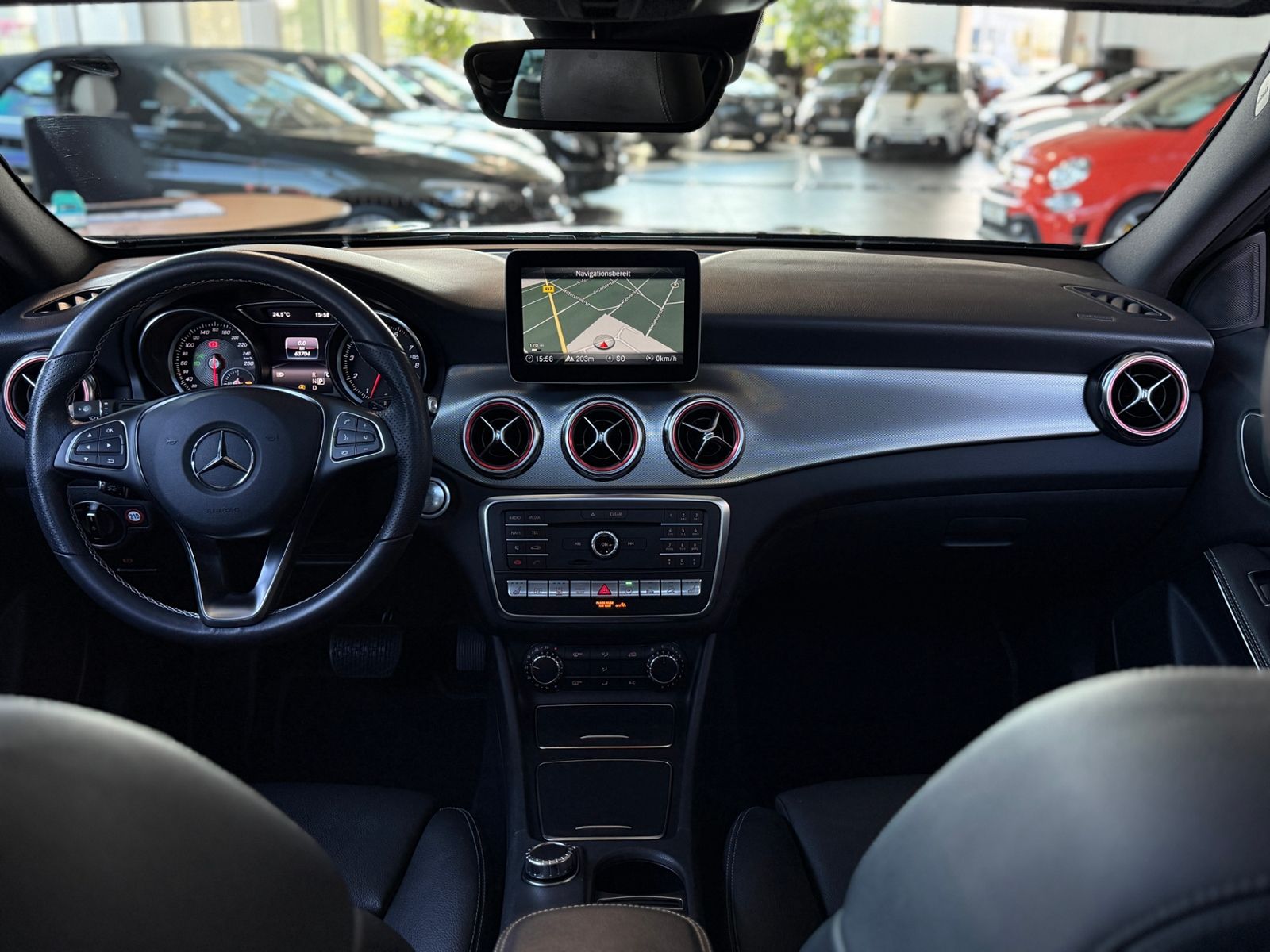 Fahrzeugabbildung Mercedes-Benz GLA 250 4Matic STNDHZ PANO DISTR 360°