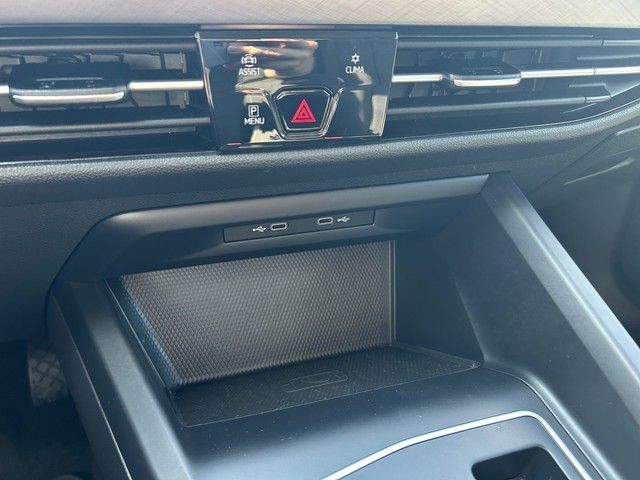 Fahrzeugabbildung Volkswagen Golf VIII Variant 1.5eTSI DSG Life LED+ACC+PARKL