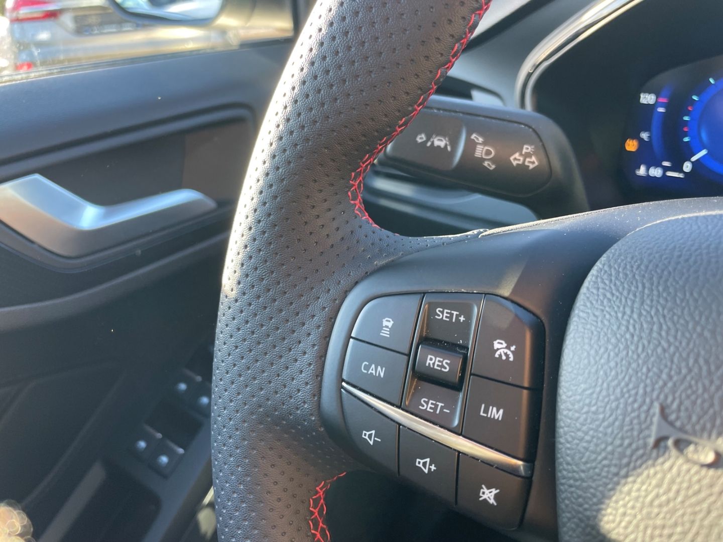 Fahrzeugabbildung Ford Focus ST-Line X LED totWinkAss Schiebedach Kamer