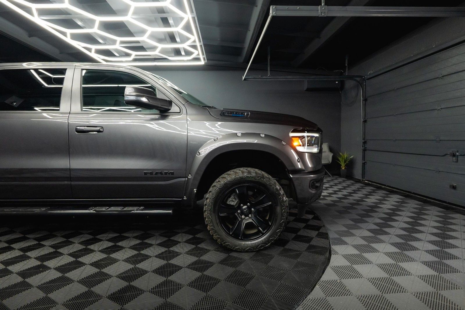 Fahrzeugabbildung Dodge RAM 5.7 V8 HEMI 4x4 OFFROAD Night-Paket *LED*19%