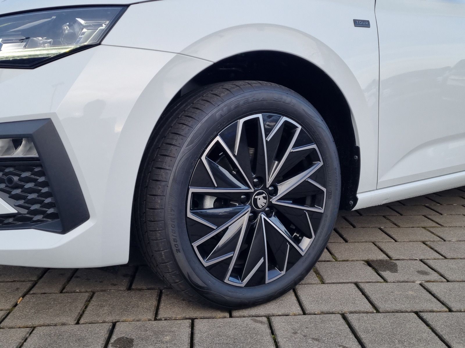 Fahrzeugabbildung SKODA Scala Tour 1,0 TSI DSG Black Image SipmlyClever