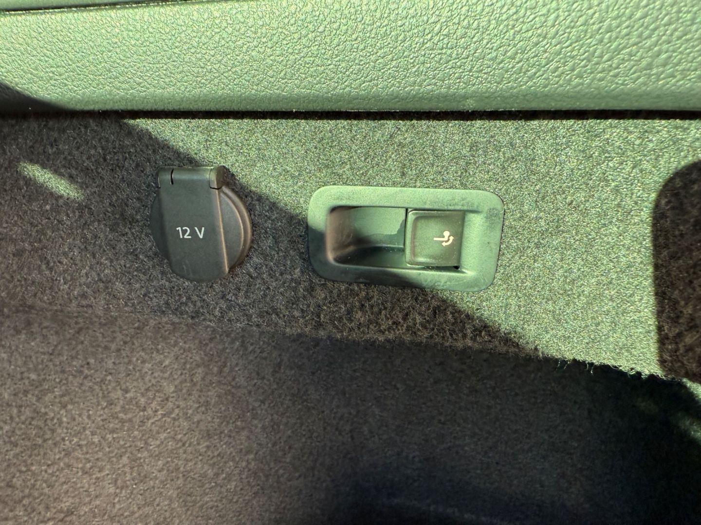 VW Passat Business AHK Navi LED ACC SHZ CarPlay And - Image 29