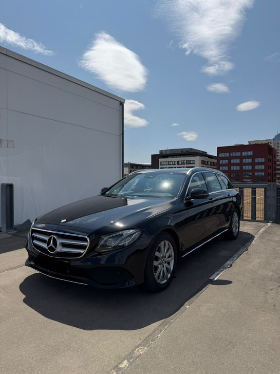 Image of Mercedes-Benz E 220