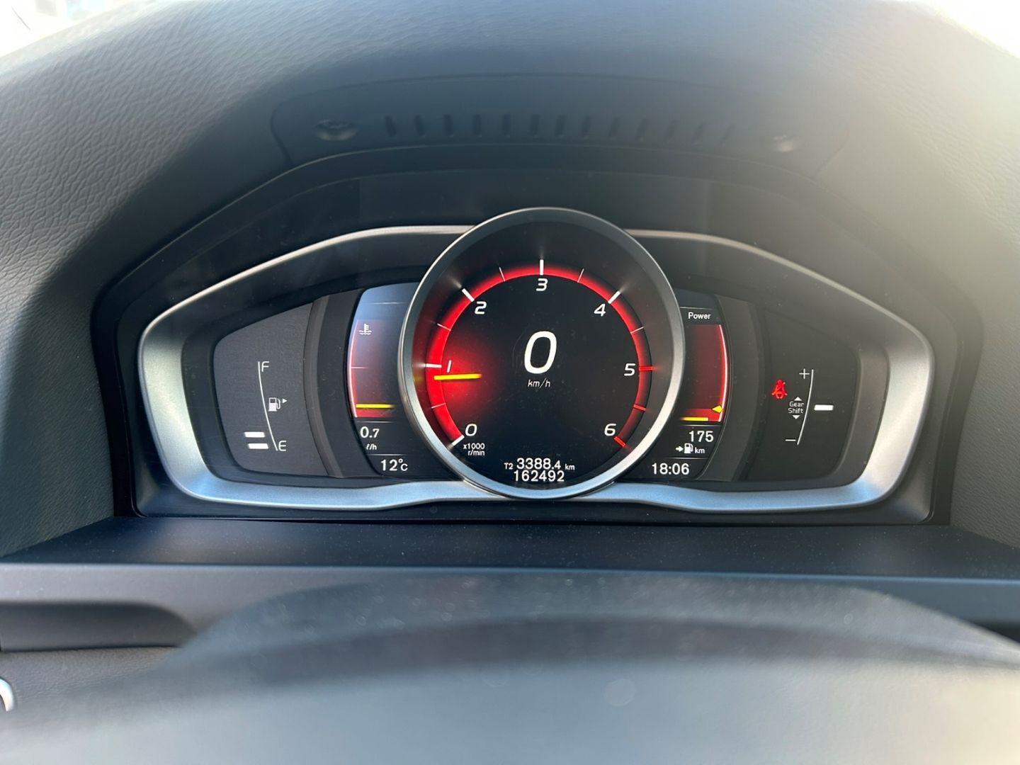 Fahrzeugabbildung Volvo V60 D3 Linje Svart Pano Leder digital SHZ H&R Ka