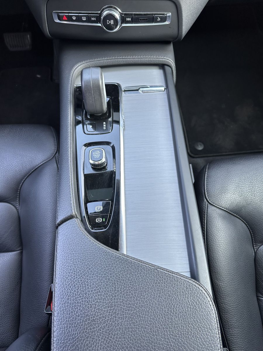 Fahrzeugabbildung Volvo XC90 B5 AWD Momentum Pro NAV+LED+VC+PANO+AHK+H&K