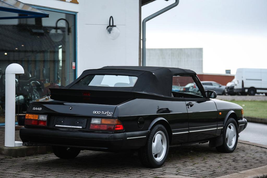 Saab 900