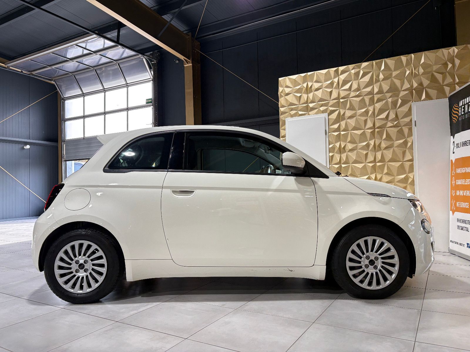 Fahrzeugabbildung Fiat 500e/Basis/TEMPOMAT/APPLE/KLIMA/SPURHALTEASSISTE