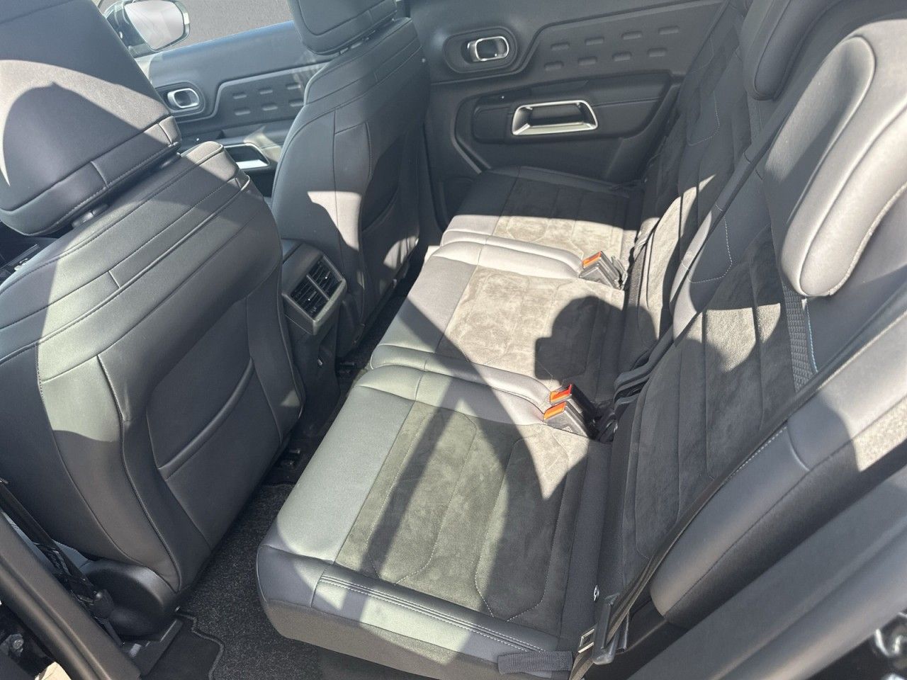 Fahrzeugabbildung Citroën C5 AIRCROSS Hybrid 136 E-DSC6 e-Series - mit KI generiert/bearbeitet