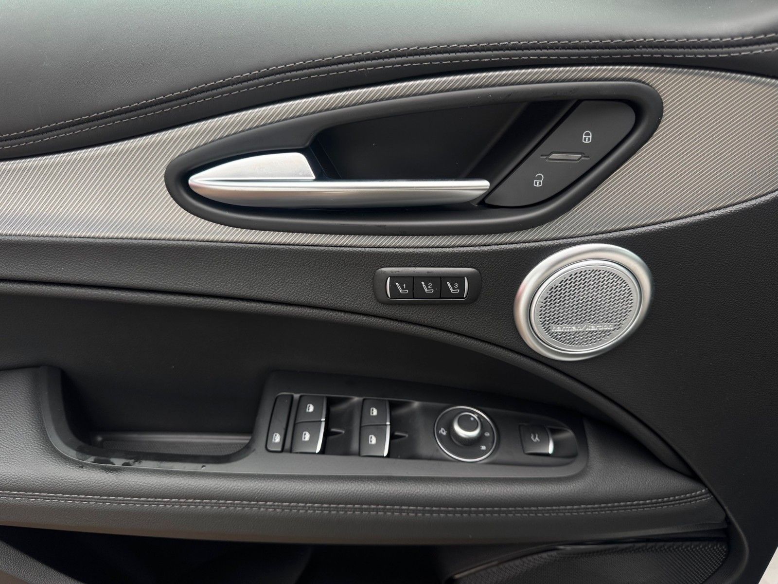 Fahrzeugabbildung Alfa Romeo Stelvio 280PS Veloce AT8 Q4 NAVI SITZHEIZUNG LED