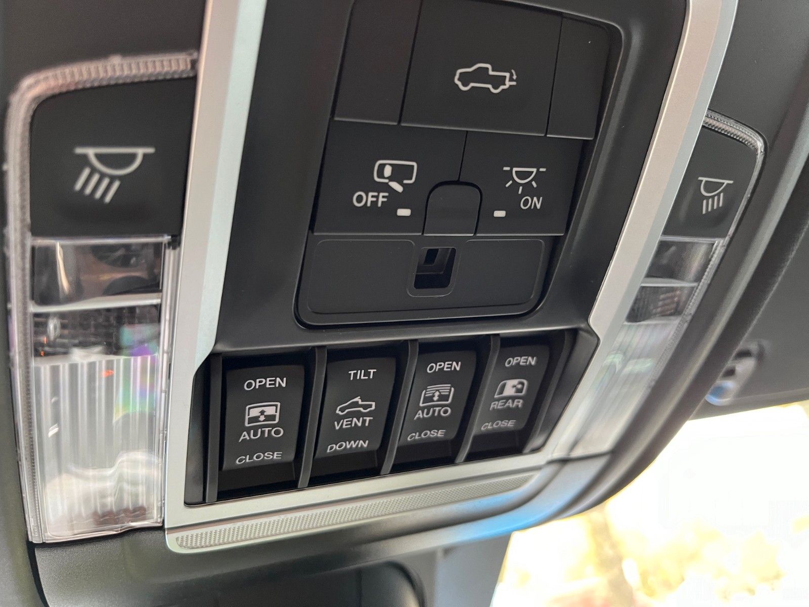 Fahrzeugabbildung Dodge RAM 1500 Crew Cab Rebel Night 3.6