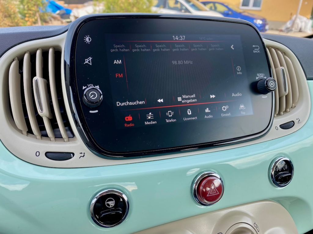 Fahrzeugabbildung Fiat 500 1.2 Dualogic Lounge HAGEL KLIMA CARPLAY PDC